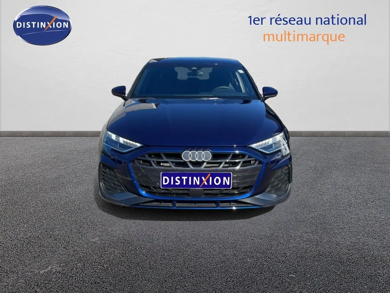 Vue frontale d'une Audi A3 Sportback 40 TFSIe S-Line en bleu Navarre métallisé, avec calandre et phares LED distinctifs.
