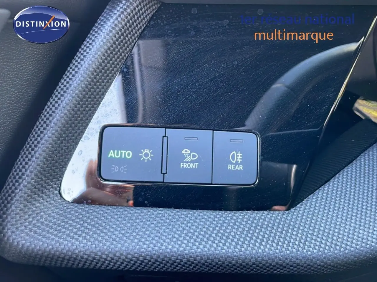 Gros plan sur les commandes d’éclairage intérieur de l’Audi A3 Sportback 40 TFSIe en tissu gris, avec boutons auto, phares avant et arrière.