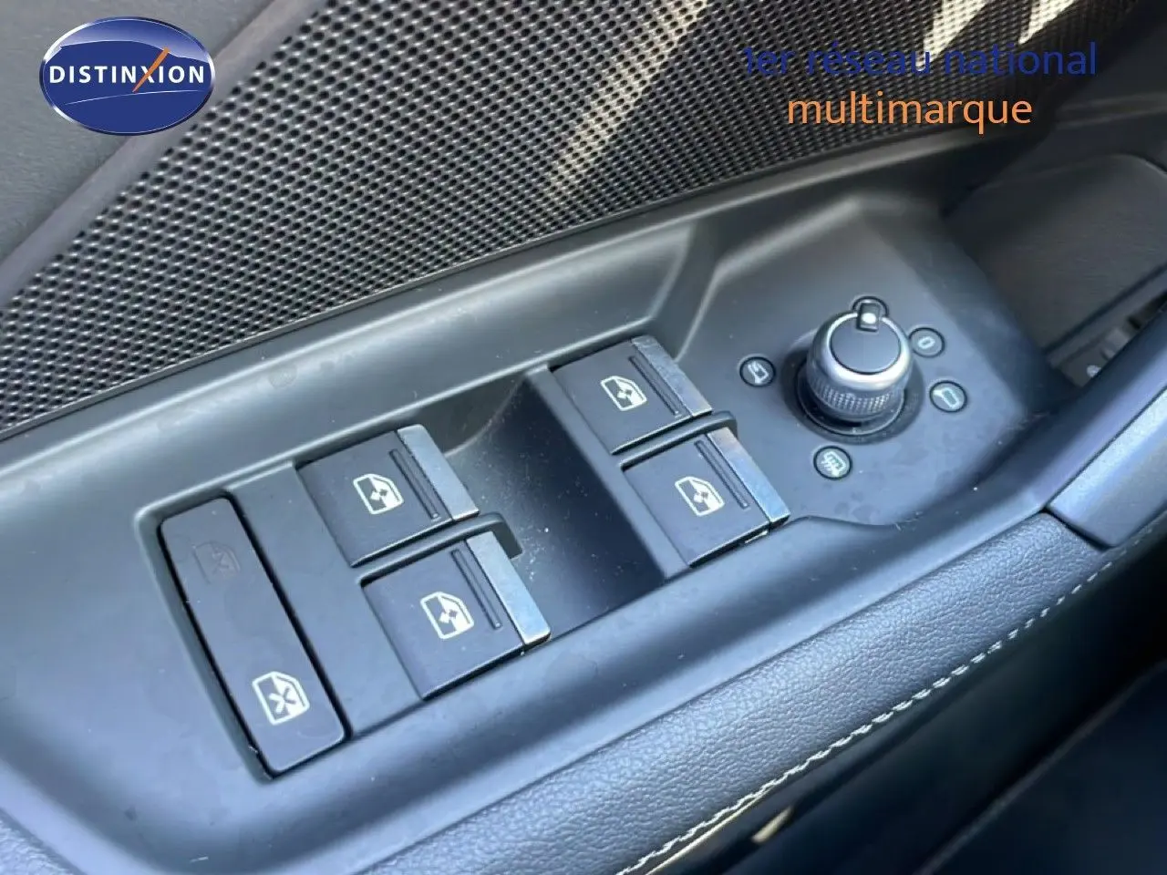 Commandes des vitres électriques et réglage des rétroviseurs sur la porte côté gauche d'une Audi A3 Sportback 2025.