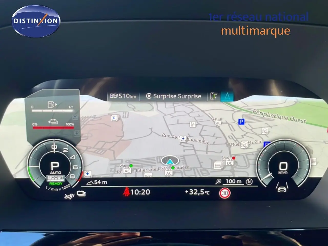 Tableau de bord numérique de l'Audi A3 Sportback 40 TFSIe 2025 affichant la navigation et les compteurs en vue frontale.
