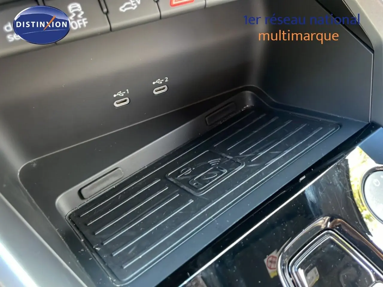 Gros plan sur la console centrale de l'Audi A3 Sportback 40 TFSIe, mettant en valeur le chargeur sans fil et les ports USB-C.