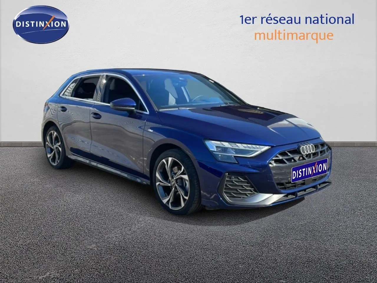 Audi A3 Sportback bleu Navarre métal en 3/4 avant droit, avec calandre S-Line et jantes alliage distinctives.