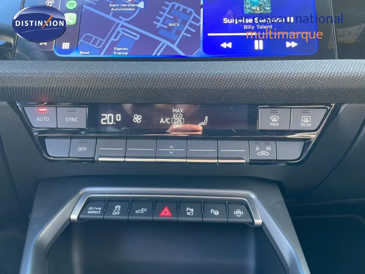 Vue rapprochée de la console centrale de l’Audi A3 Sportback 2025, avec commandes climatisation et boutons multifonctions.