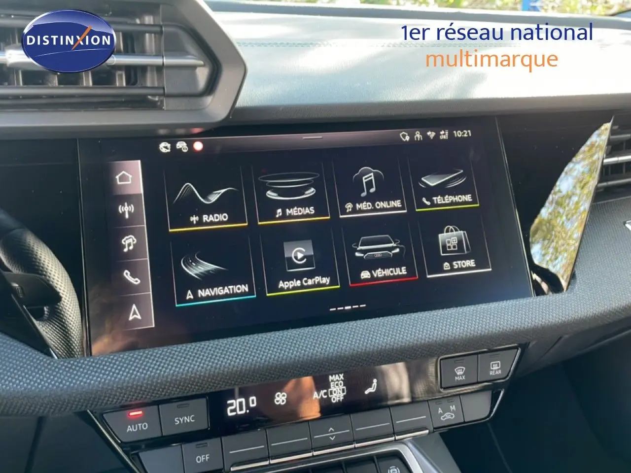 Vue rapprochée de l'écran tactile central et de la console de climatisation de l'Audi A3 Sportback 2025, intérieur noir.