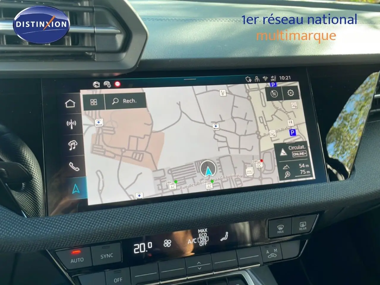 Vue rapprochée de l'écran tactile central et de la console de climatisation de l'Audi A3 Sportback bleu Navarre 2025.