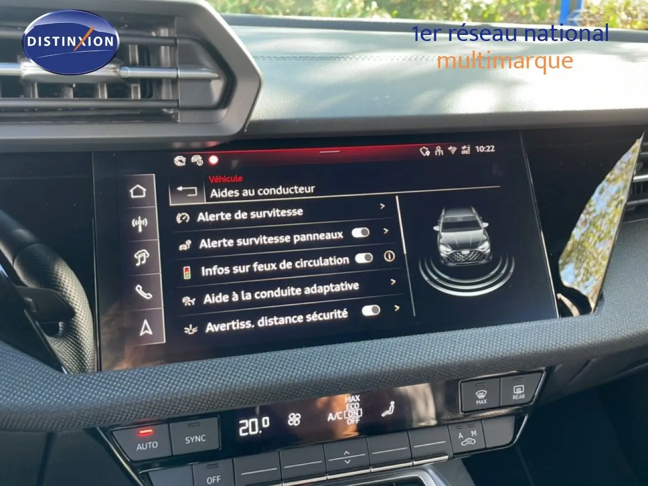 Intérieur de l'Audi A3 Sportback 40 TFSIe 2025, vue du tableau de bord avec écran tactile affichant les aides à la conduite.