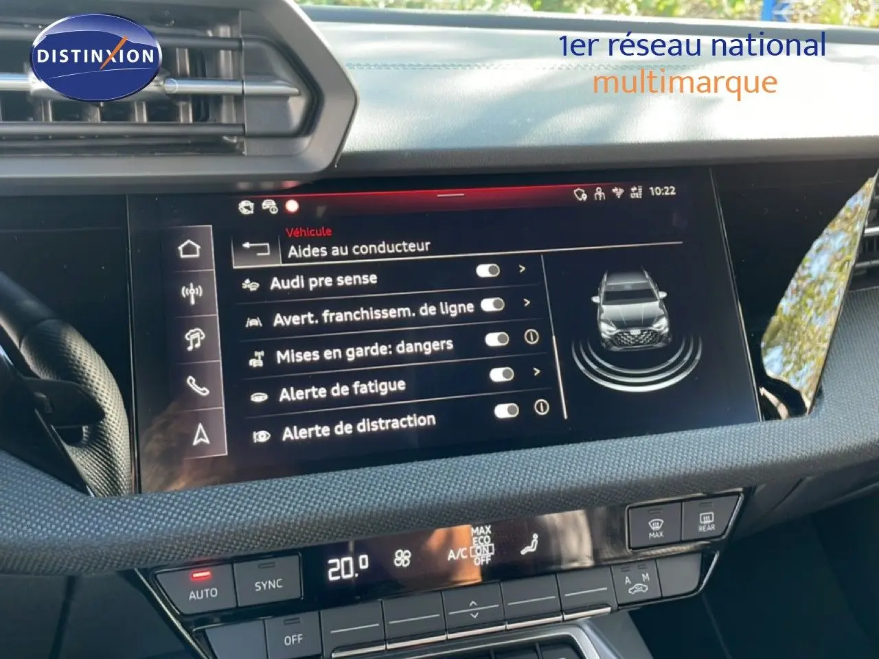 Écran tactile central de l’Audi A3 Sportback 2025 affichant les aides à la conduite, avec tableau de bord gris noir en arrière-plan.