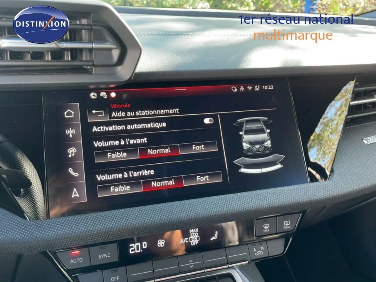 Vue rapprochée de l’écran tactile central de l’Audi A3 Sportback 2025 bleu Navarre, affichant l’aide au stationnement.
