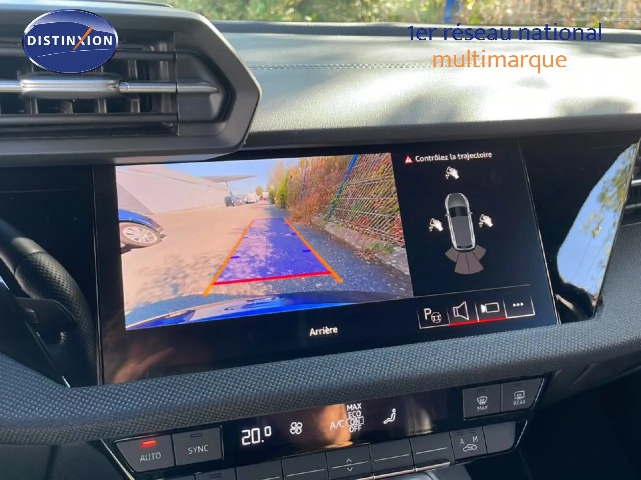 Vue intérieure du tableau de bord de l’Audi A3 Sportback 40 TFSIe 2025 avec écran de caméra de recul affichant l’arrière du véhicule.