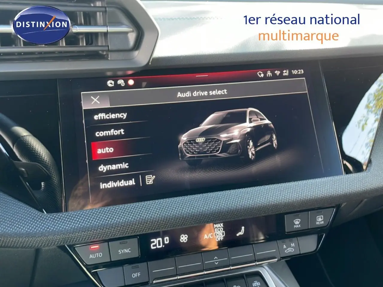 Écran tactile intérieur montrant les modes de conduite d’une Audi A3 Sportback 40 TFSIe bleu Navarre, vue du tableau de bord.