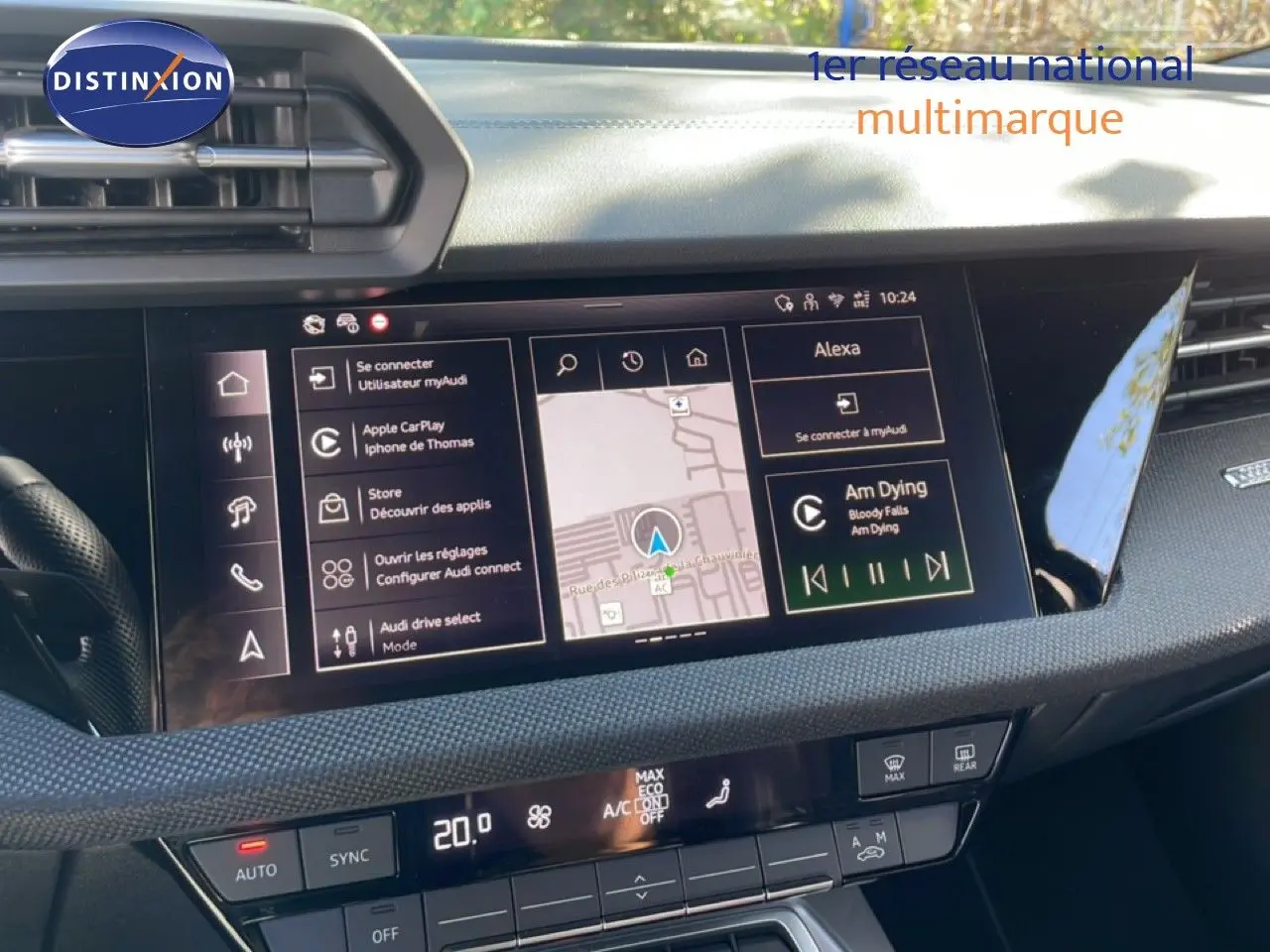 Vue rapprochée de l’écran tactile central et de la console de l’Audi A3 Sportback 40 TFSIe 2025, intérieur gris noir.