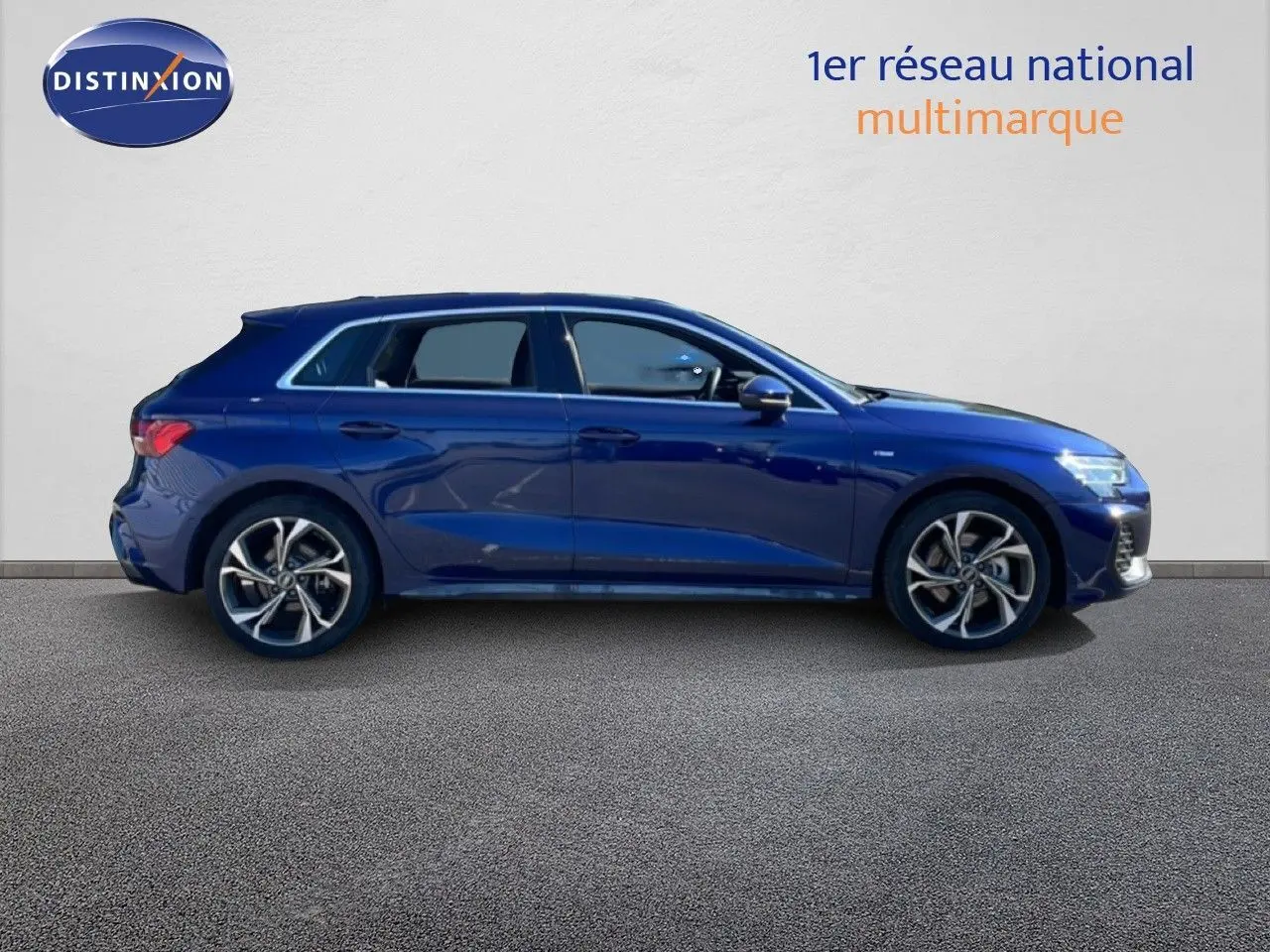 Audi A3 Sportback 40 TFSIe bleu Navarre métal, vue profil droit, jantes alliage et lignes S-Line visibles.