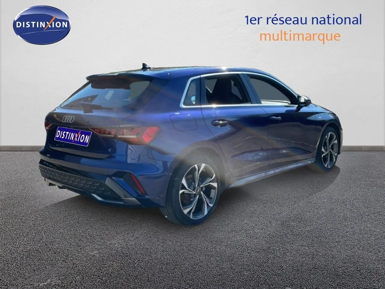 Audi A3 Sportback 40 TFSIe S-Line bleu Navarre métal vue 3/4 arrière côté gauche sur sol gris.
