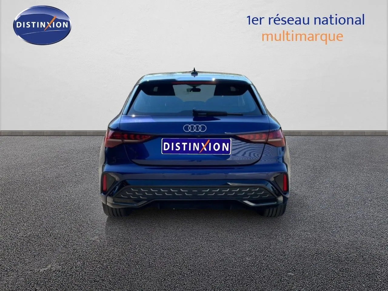Vue arrière d'une Audi A3 Sportback 40 TFSIe S-Line bleu Navarre métallisé, avec feux LED et hayon fermé.