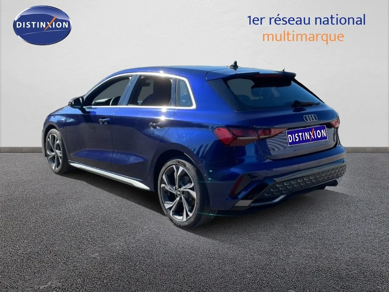 Audi A3 Sportback bleu Navarre métal en 3/4 arrière droit, finition S-Line avec jantes alliage distinctives.