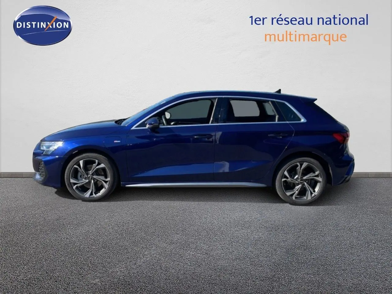 Audi A3 Sportback bleu Navarre métal vue de profil côté gauche, finition S-Line avec jantes alliage distinctives.