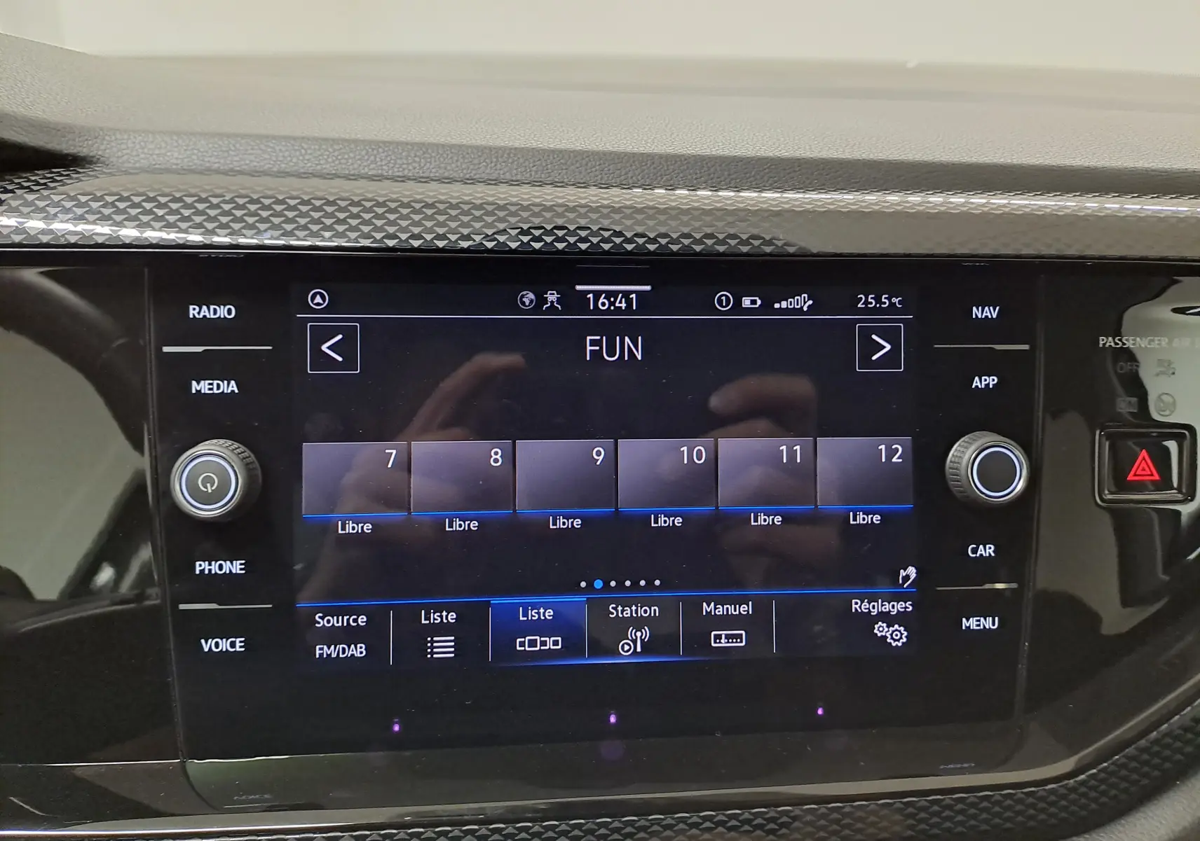 Écran tactile central du tableau de bord de la Volkswagen Polo gris cendre, affichant les options radio et médias.
