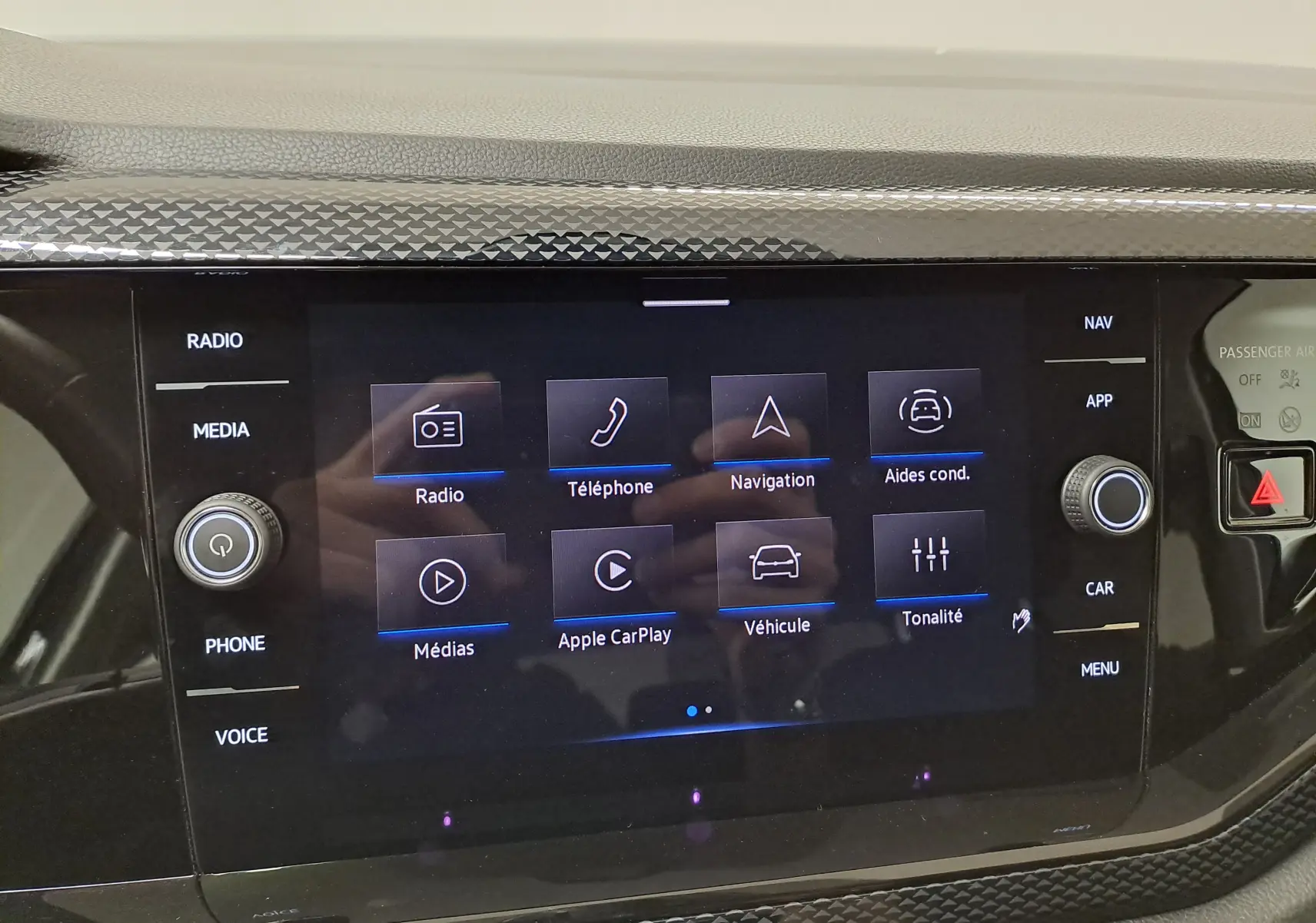 Écran tactile central du tableau de bord de la Volkswagen Polo gris cendre, affichant les options multimédia et navigation.