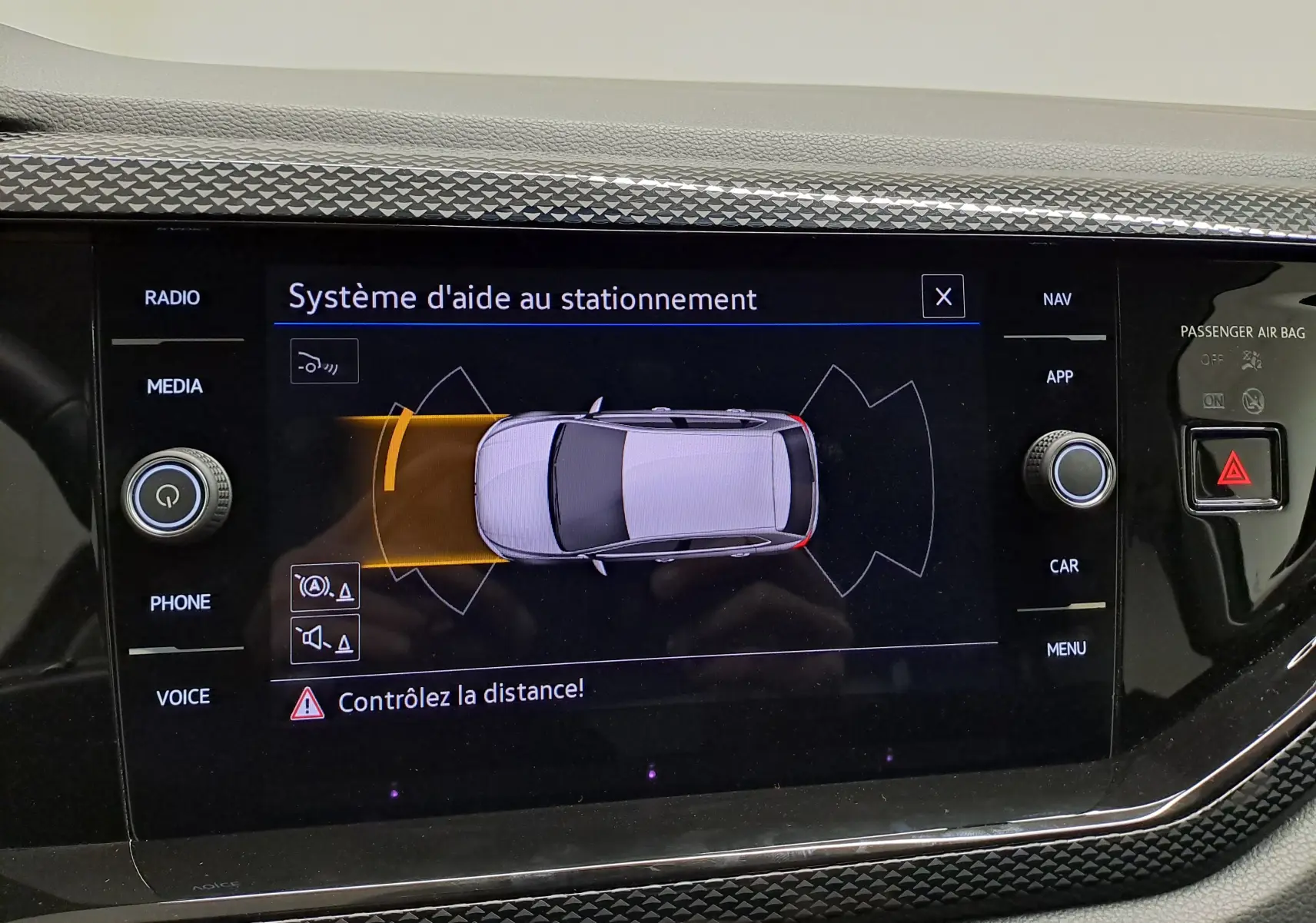 Écran intérieur du système d'aide au stationnement de la Volkswagen Polo gris cendre, vue du tableau de bord.
