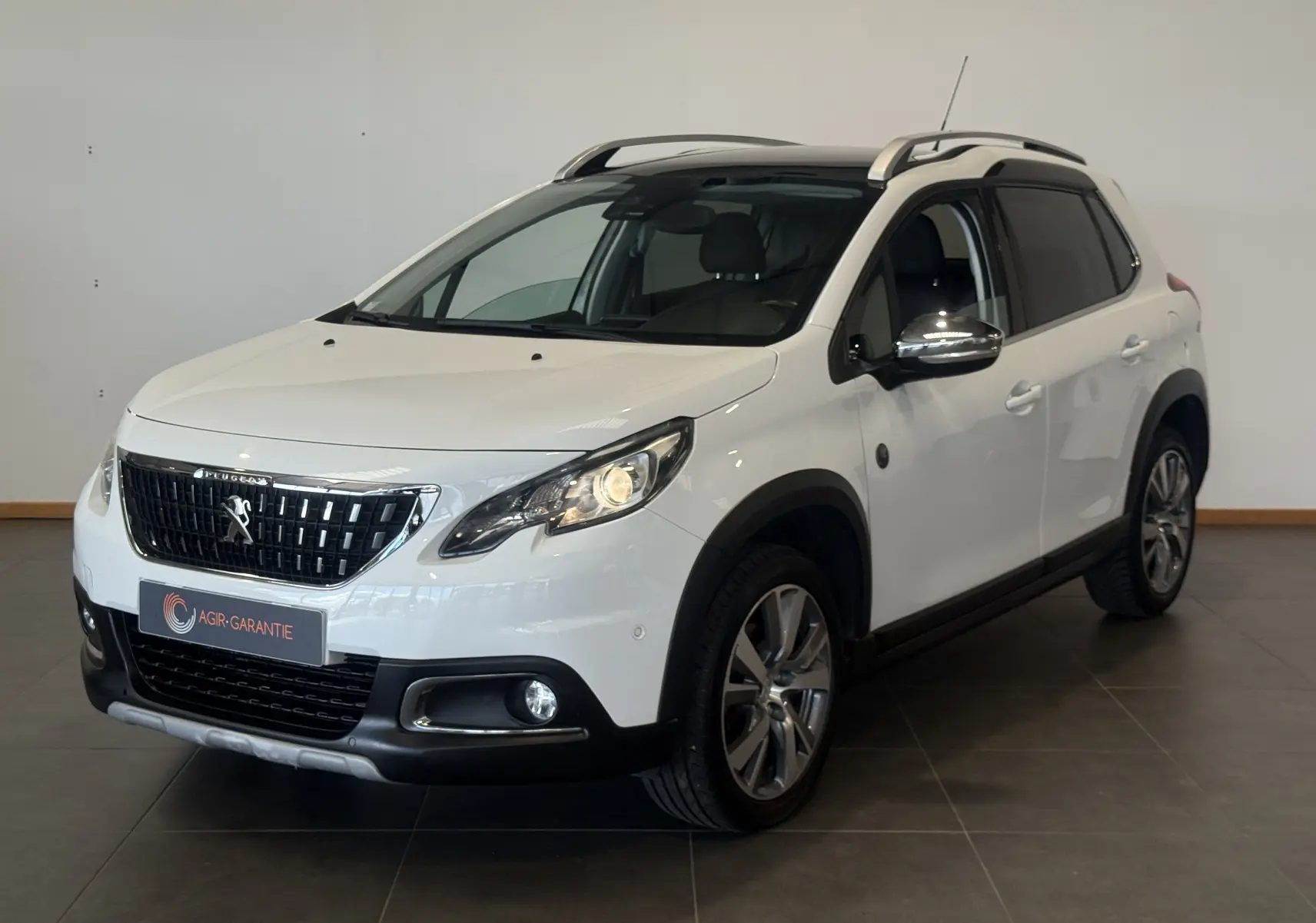 Peugeot 2008 blanc en 3/4 avant droit, version Crossway avec barres de toit et jantes alliage visibles.