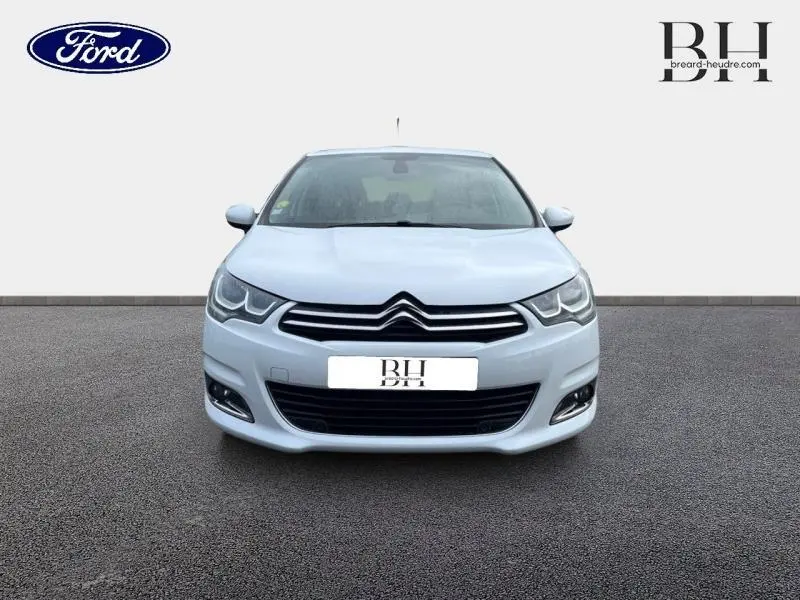 Vue frontale d'une Citroën C4 blanche de 2017 avec phares LED et calandre chromée distinctive.