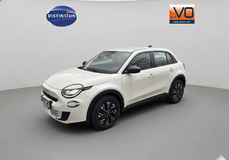 Vue 3/4 avant droite d'une FIAT 600 blanche 2024 avec jantes noires et détails noirs contrastants.