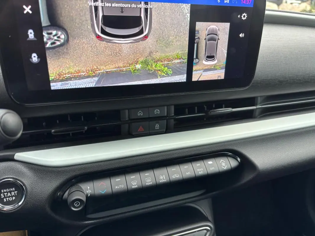 Vue intérieure du tableau de bord de la Fiat 600 blanc 2024, avec écran tactile affichant la caméra de recul.