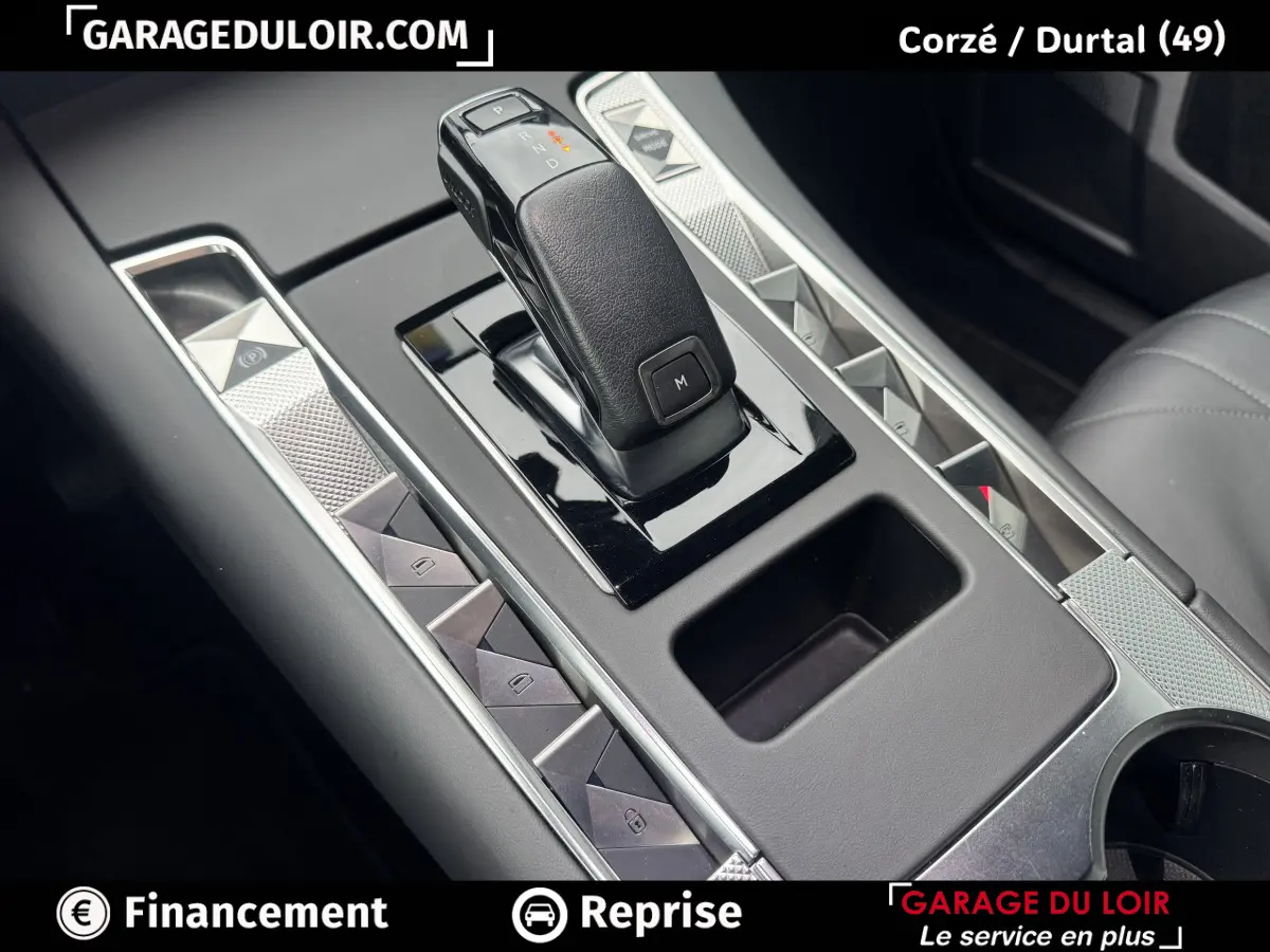 Gros plan sur la console centrale noire du DS7 Crossback 2024 avec levier de vitesses automatique et boutons chromés.