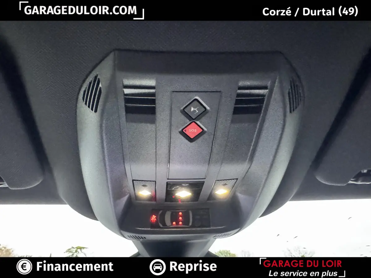 Vue intérieure du plafonnier avant du DS7 Crossback bleu, avec boutons SOS et éclairage d'ambiance activé.