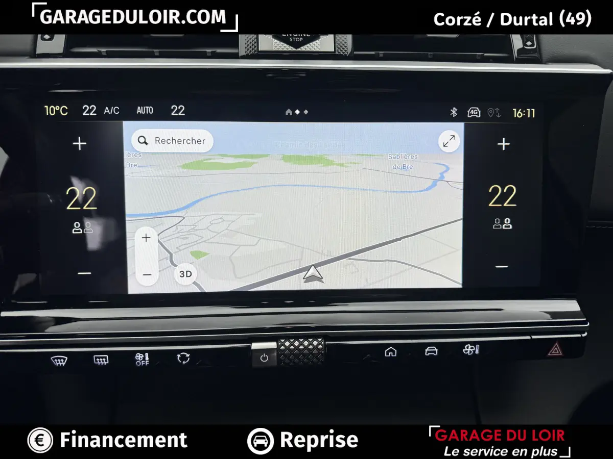 Écran tactile central affichant la navigation 3D du DS7 Crossback Bleu, vue intérieure du tableau de bord.