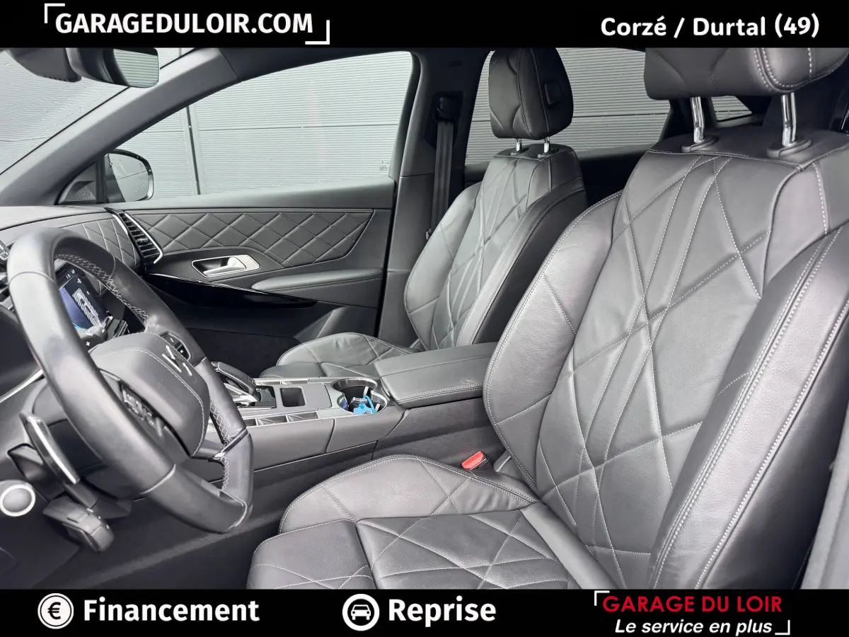 Vue intérieure côté conducteur du DS7 Crossback 2024 avec sièges cuir gris matelassé et tableau de bord moderne.