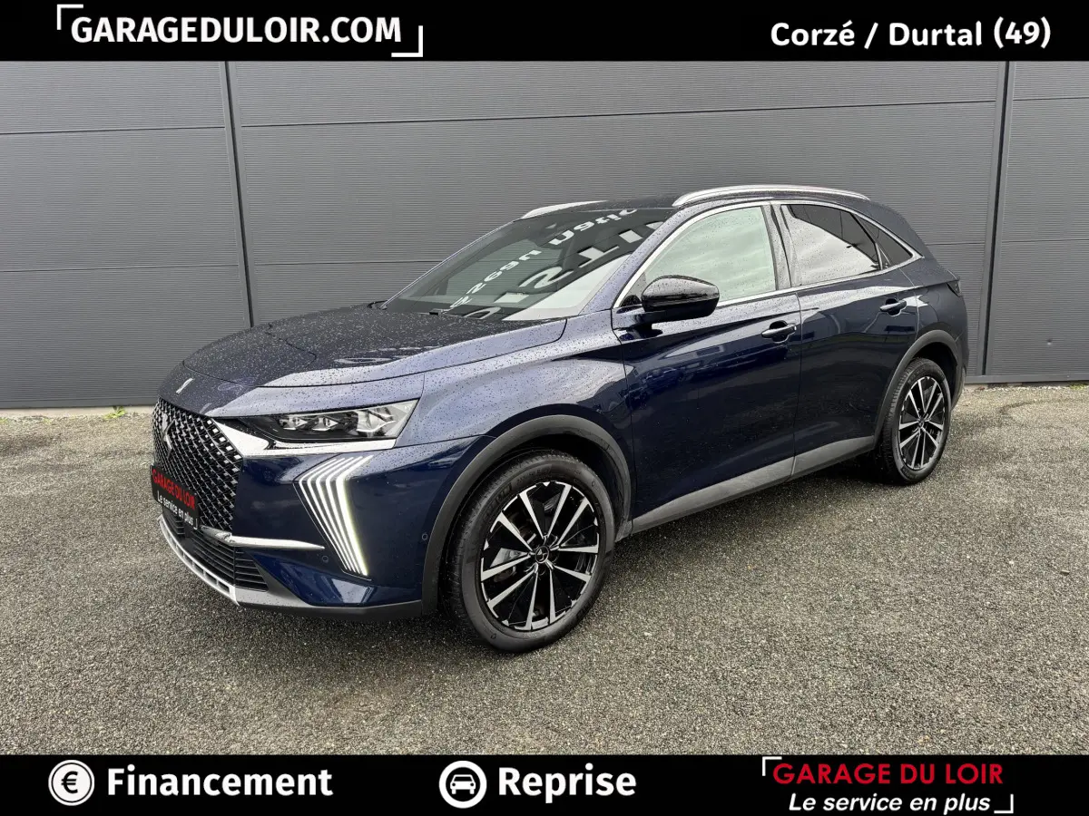 DS7 Crossback Bleu en 3/4 avant droit, avec calandre distinctive et feux LED verticaux allumés.
