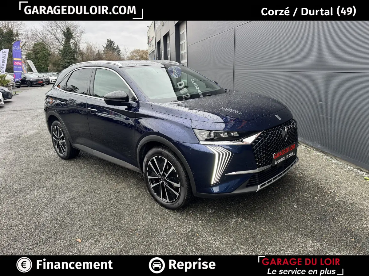 Vue 3/4 avant d'un DS7 Crossback bleu foncé avec signature lumineuse verticale distinctive et jantes noires.