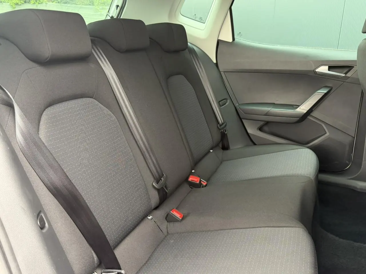 Vue intérieure côté droit des sièges arrière noirs du SEAT Arona TSI 115 DSG Style 2025.