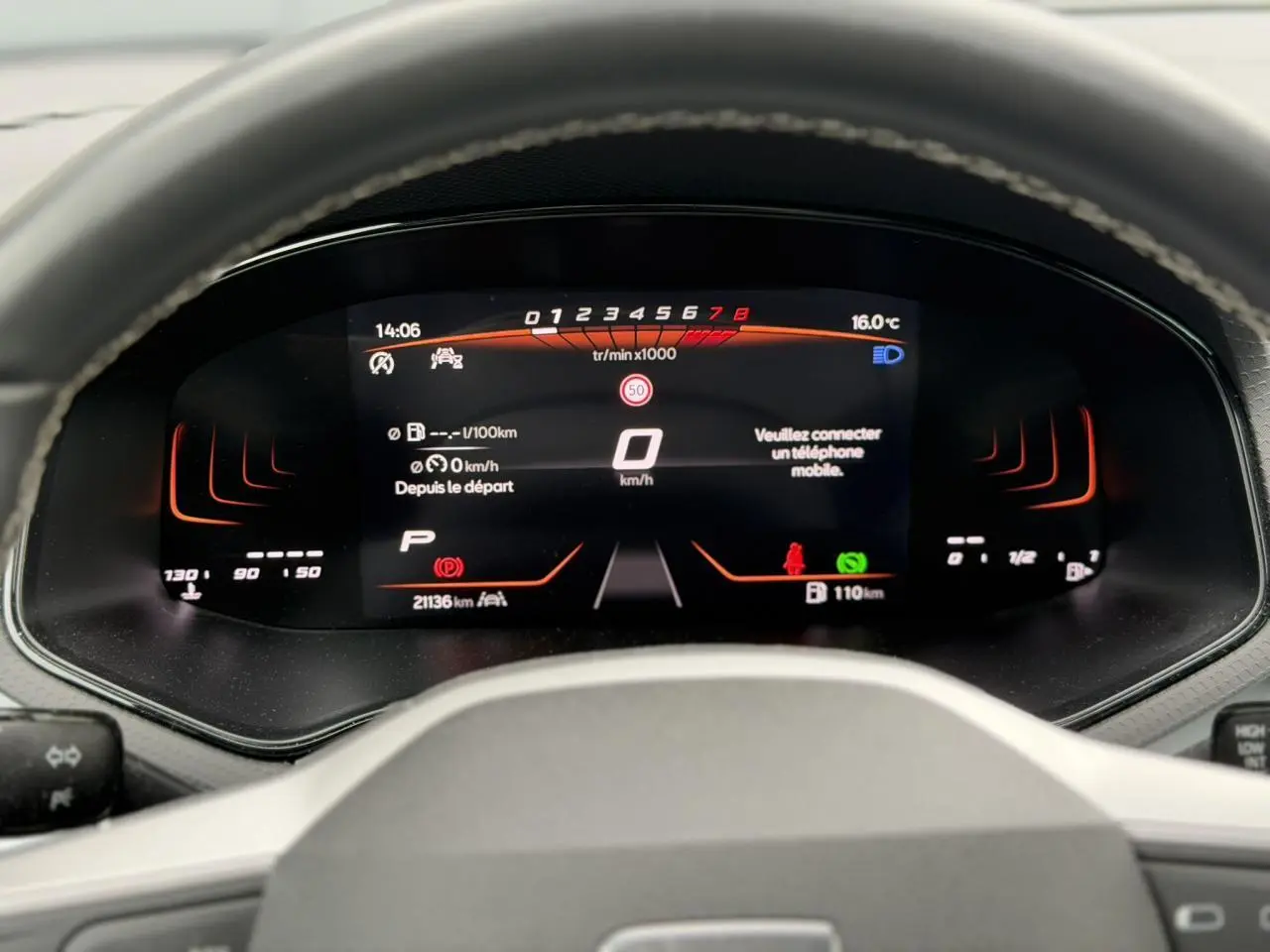 Vue rapprochée du combiné d'instruments digital de la SEAT Arona TSI 115 DSG Style, affichage moderne et clair.
