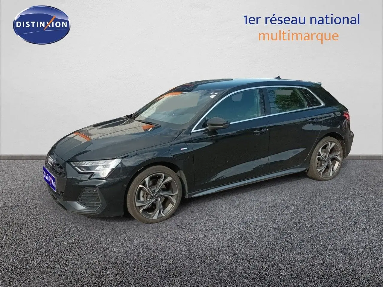 Audi A3 Sportback noir mito metal en 3/4 avant droit, hybride rechargeable avec jantes alliage distinctives.