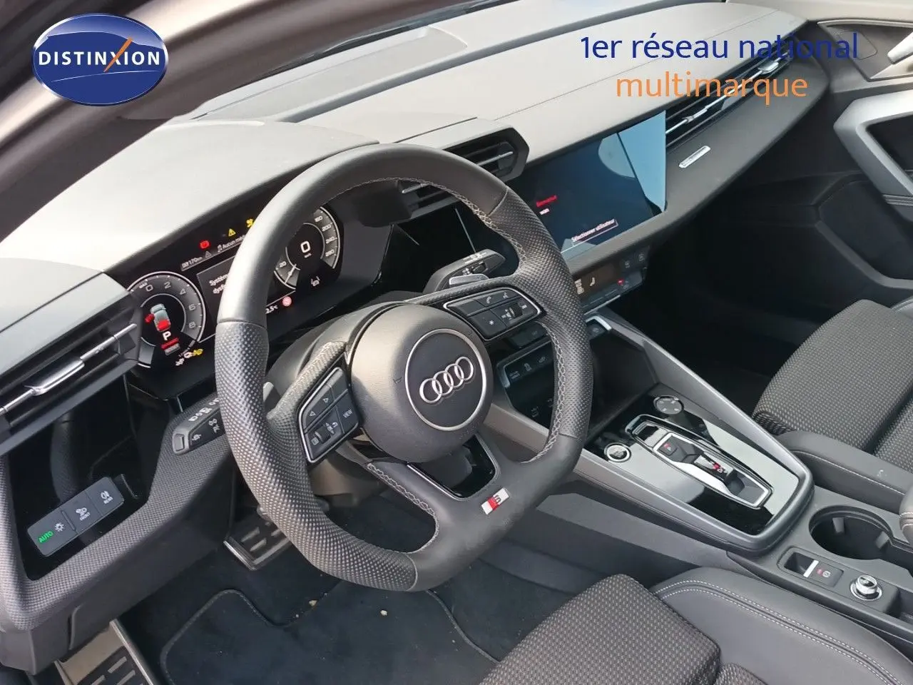 Vue intérieure côté conducteur de l'Audi A3 Sportback 40 TFSIe S-Line 2025, volant cuir perforé et tableau de bord numérique.