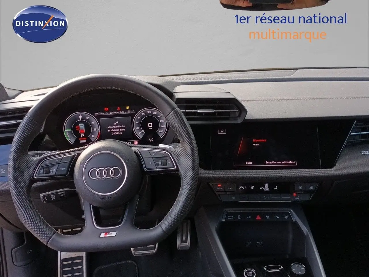 Intérieur Audi A3 Sportback 2025 vu de face, volant cuir noir perforé et tableau de bord digital moderne.