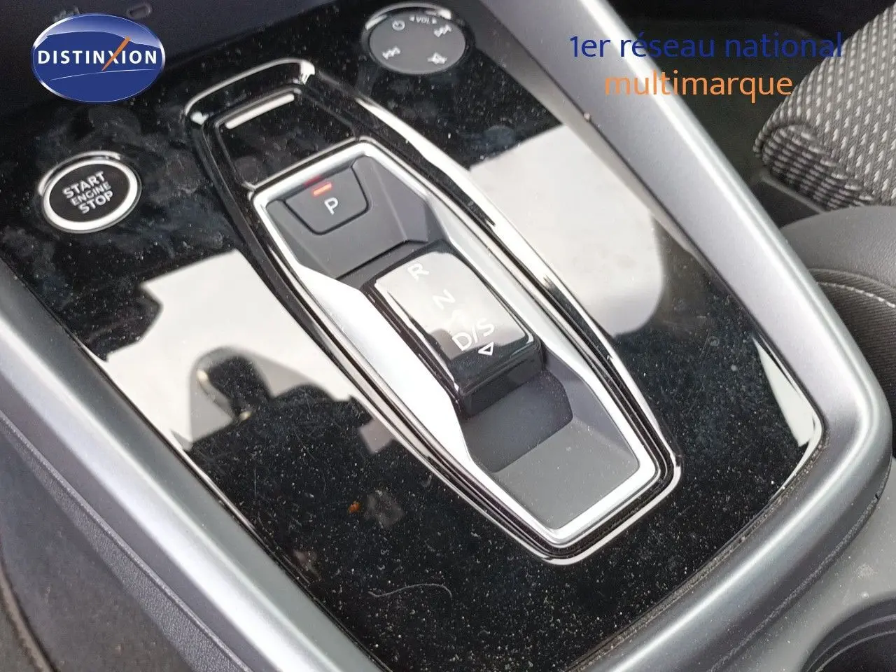 Gros plan sur la console centrale noire brillante avec sélecteur de boîte automatique de l'Audi A3 Sportback 40 TFSIe.
