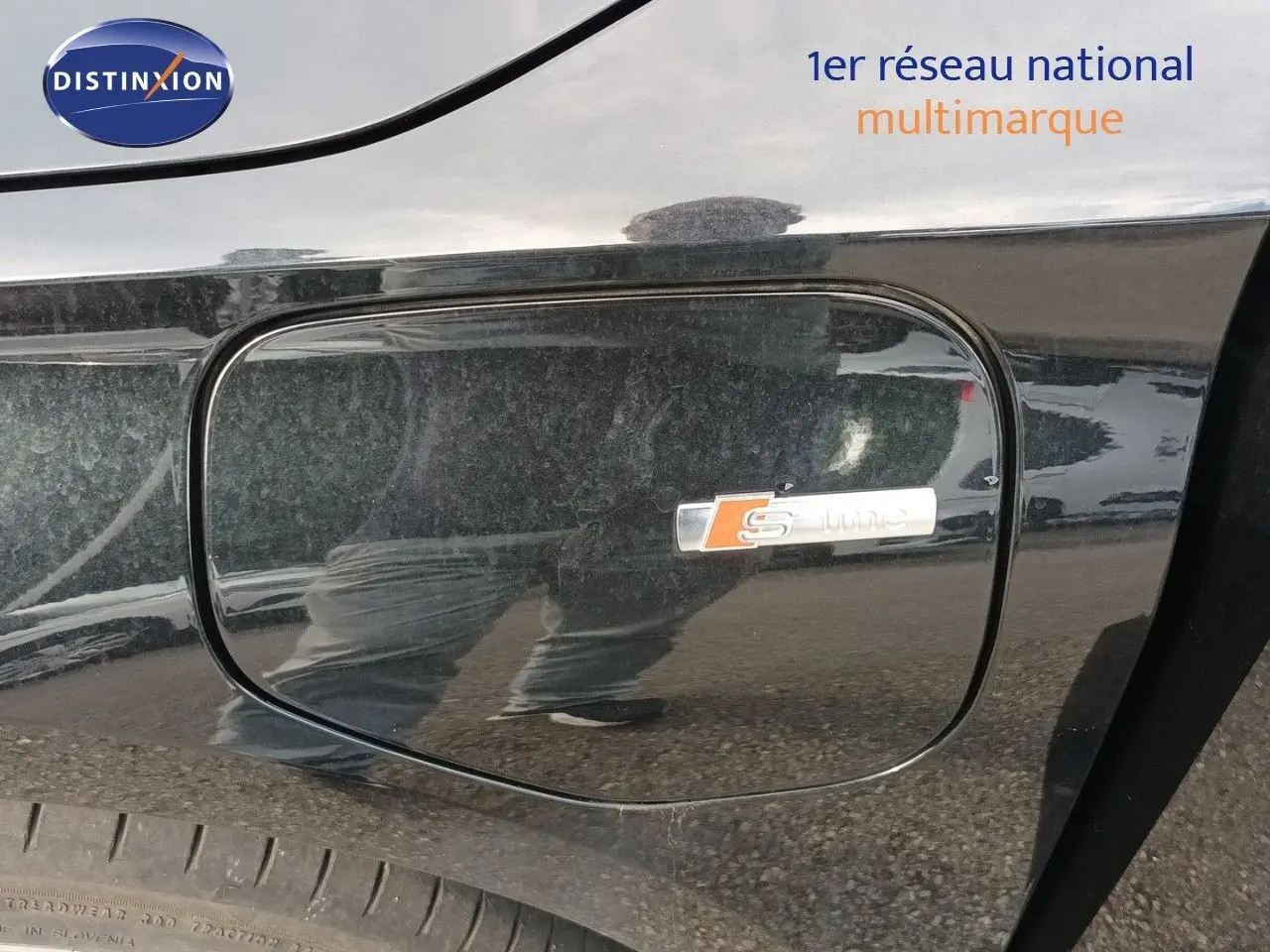 Gros plan sur la trappe de recharge côté gauche d’une Audi A3 Sportback noire Mito Metal avec badge S-Line.