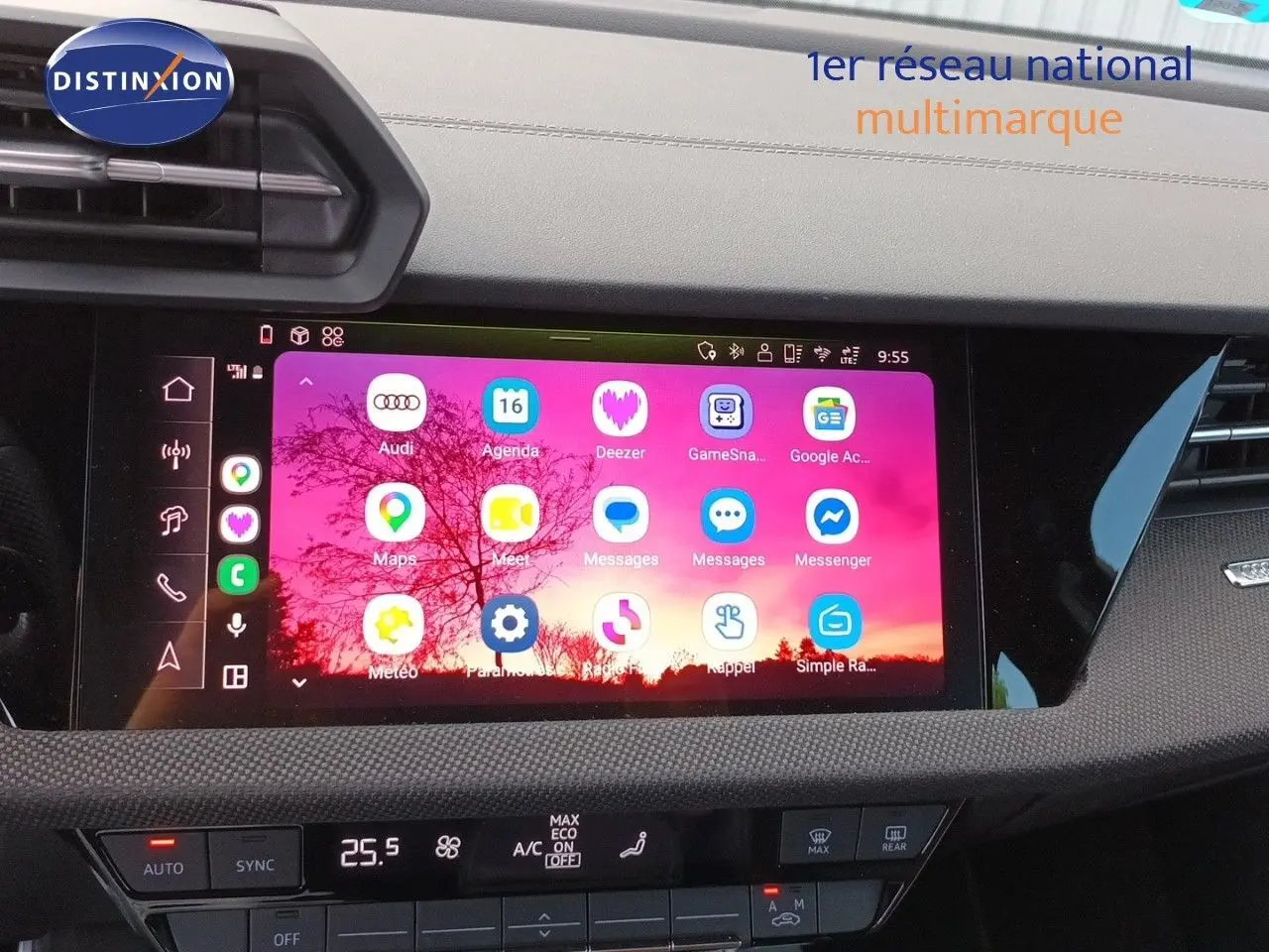 Écran tactile central affichant des applications, intérieur gris noir de l'Audi A3 Sportback 40 TFSIe 2025.
