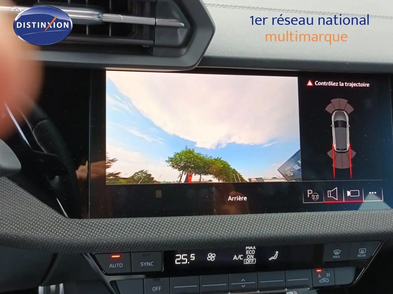 Vue intérieure sur l'écran multimédia affichant la caméra de recul de l'Audi A3 Sportback noir mito metal.