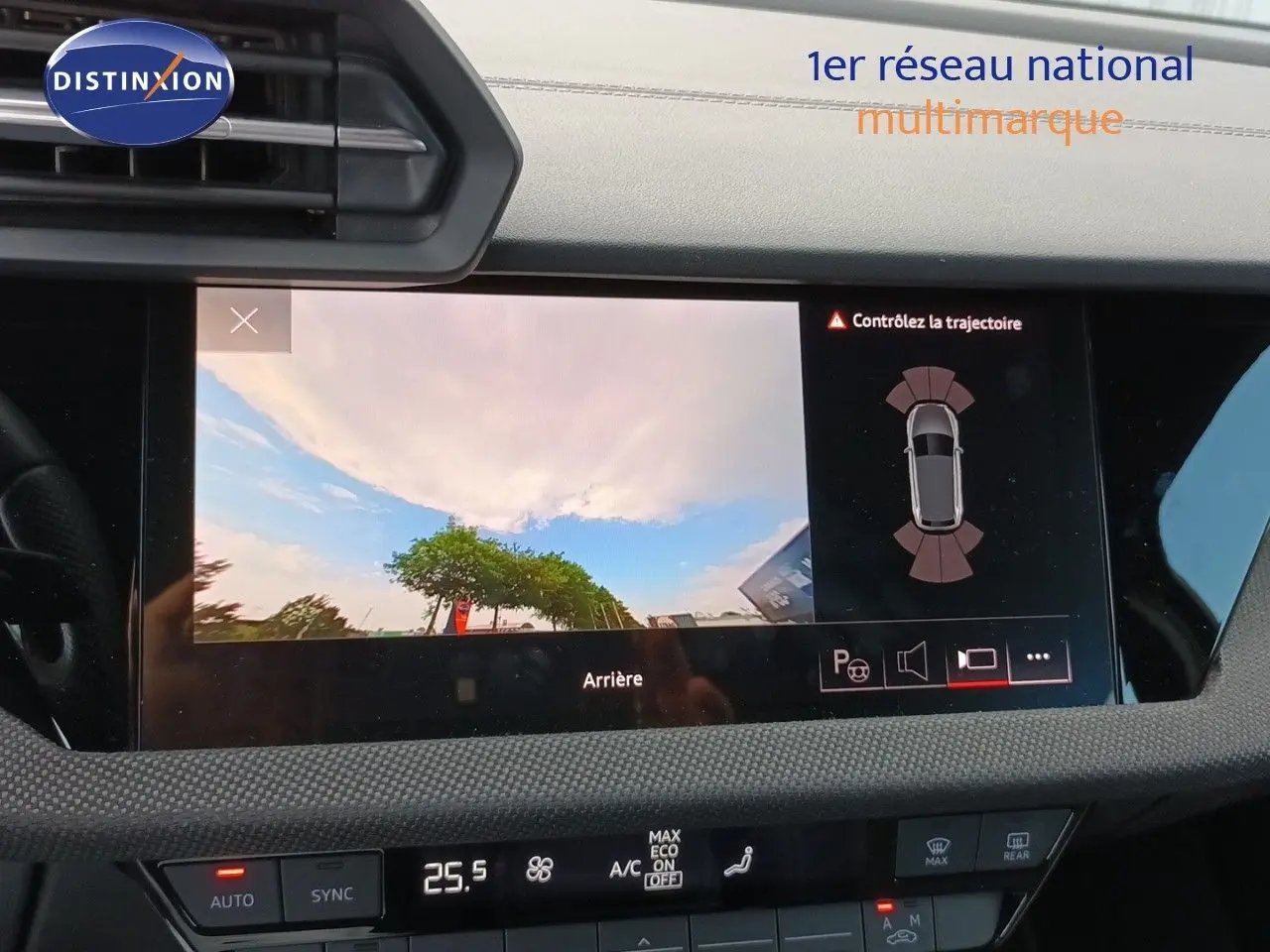Vue de l'écran central affichant la caméra de recul de l'Audi A3 Sportback noir mito metal, avec alertes de trajectoire visibles.