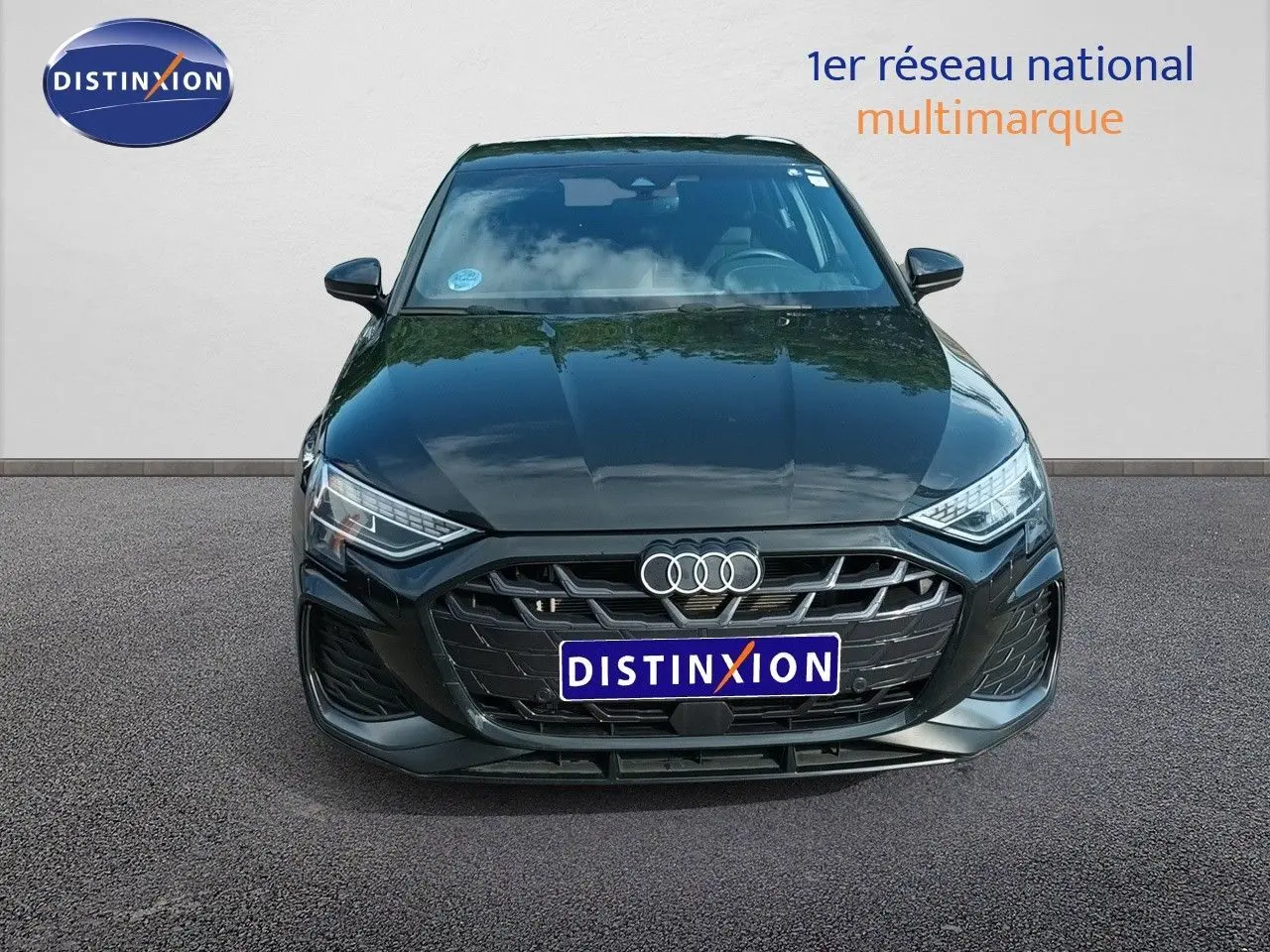 Vue frontale d'une Audi A3 Sportback noire Mito Metal 2025 avec calandre S-Line et phares LED distinctifs.