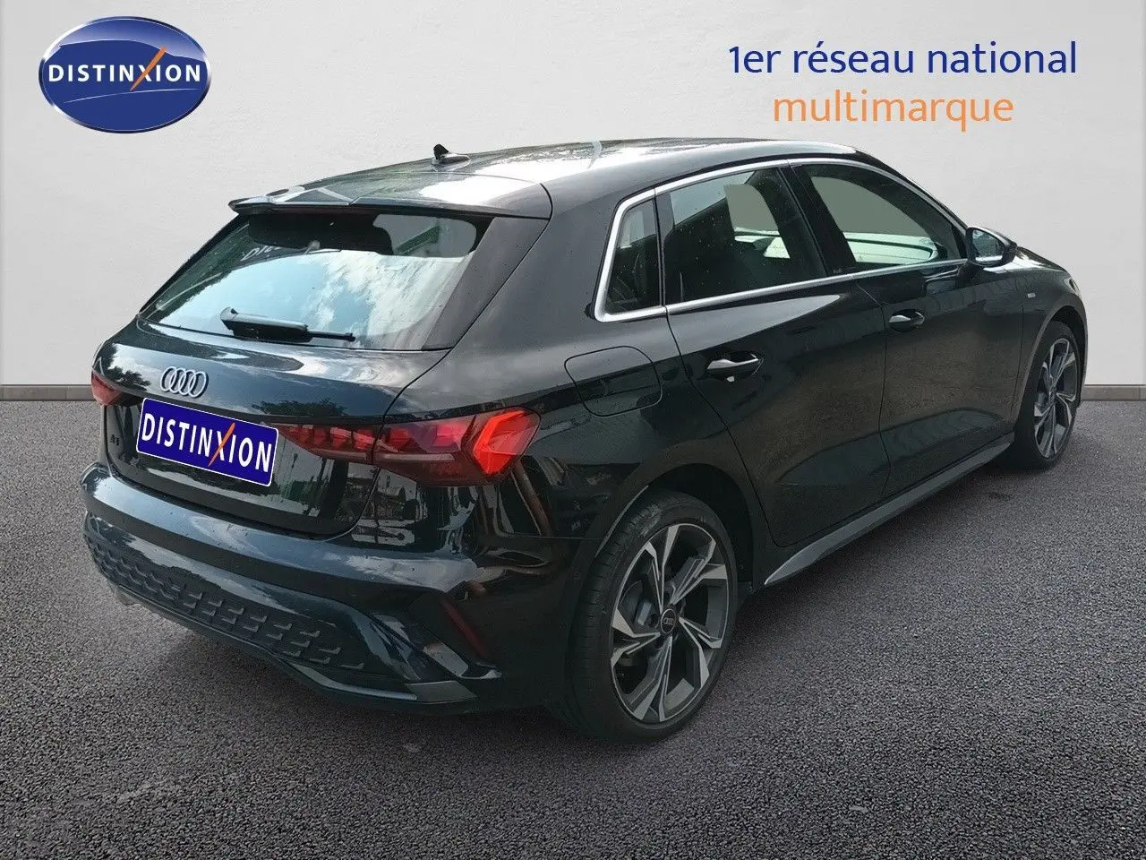 Audi A3 Sportback noir mito metal vue 3/4 arrière droit, mettant en valeur ses jantes et son hayon distinctif.