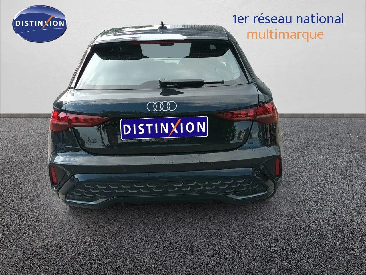 Vue arrière d'une Audi A3 Sportback noire Mito Metal 2025 avec logo Audi et feux arrière LED distinctifs.