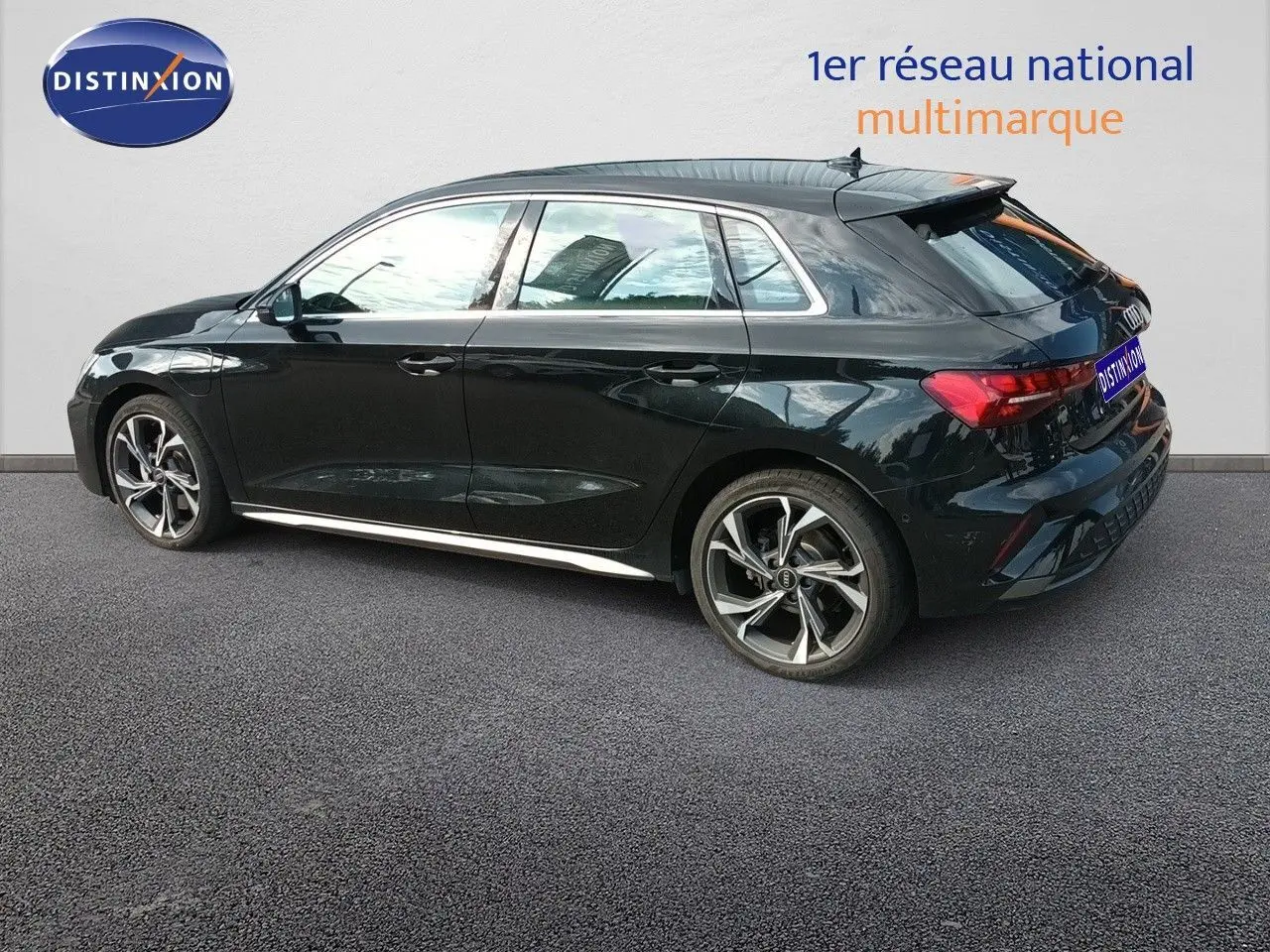 Audi A3 Sportback 40 TFSIe noir mito metal vue de profil côté gauche, avec jantes alliage et hayon arrière visible.