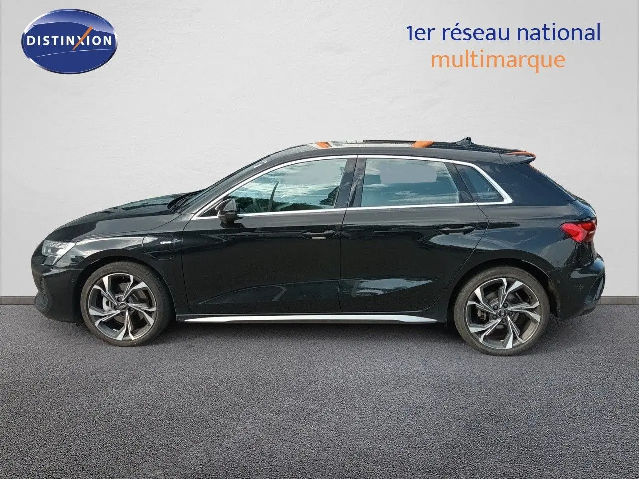 Profil droit d'une Audi A3 Sportback noire Mito Metal 2025 avec jantes alliage et finition S-Line visible.