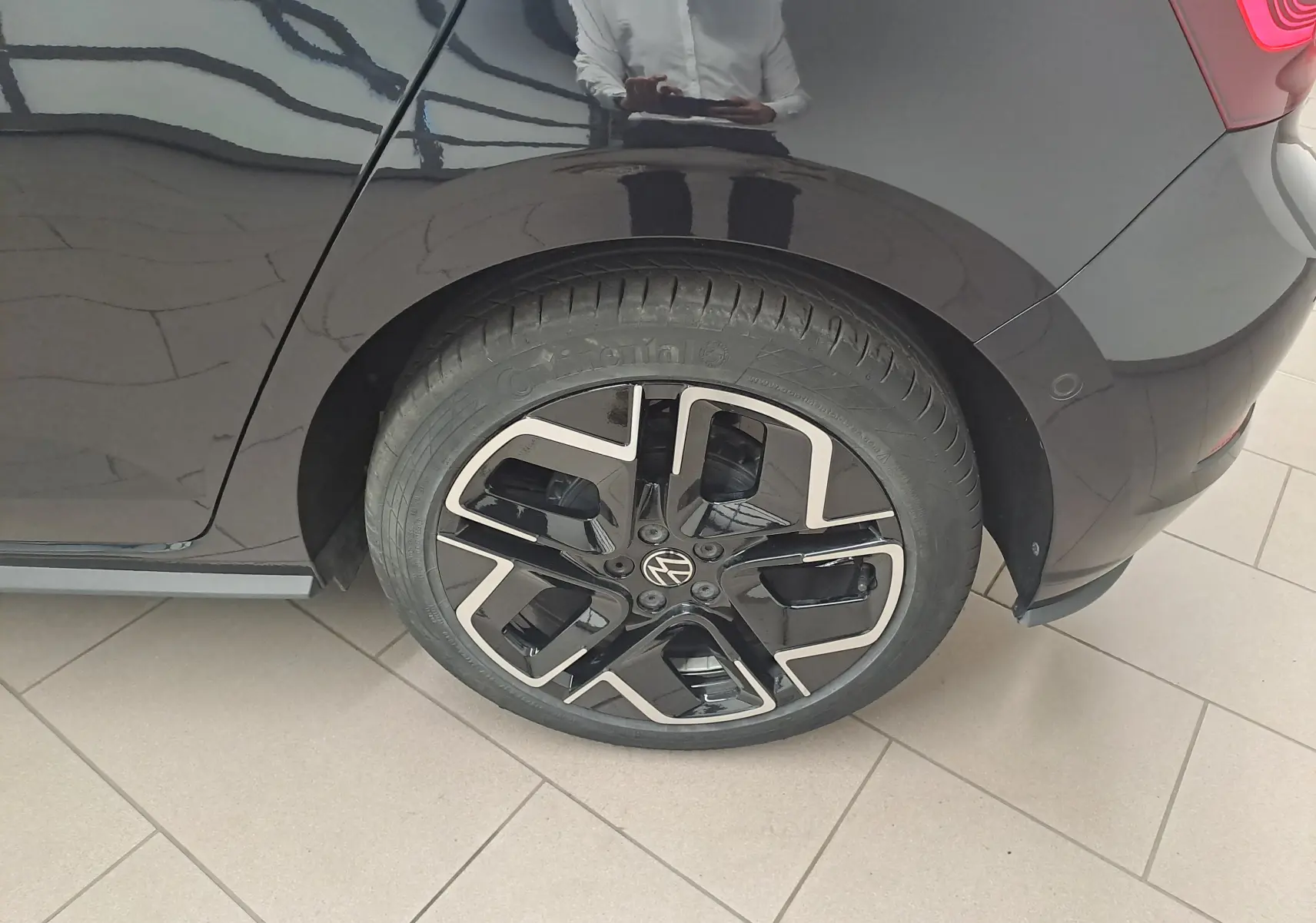 Gros plan sur la roue arrière droite d'une Volkswagen Polo 2025 noire intense avec jante alliage R-Line distinctive.