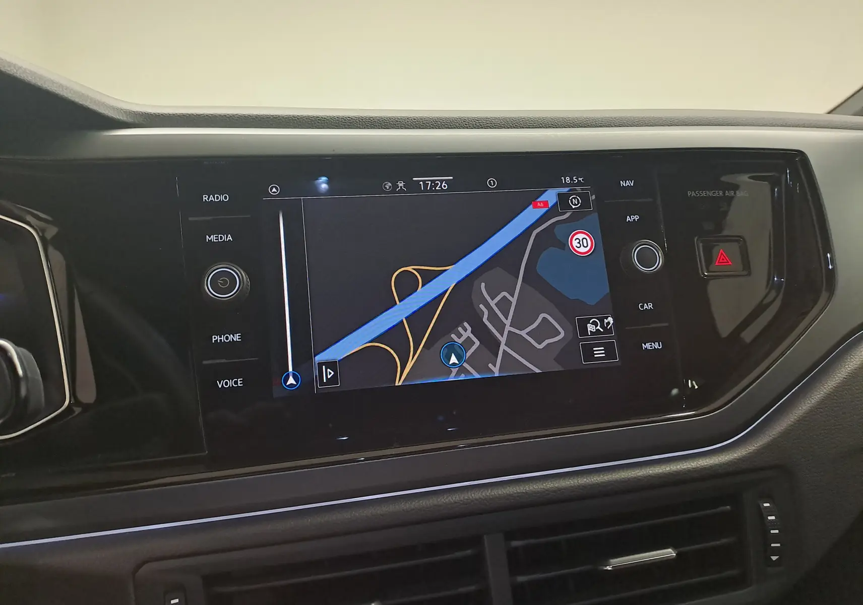 Vue rapprochée de l'écran tactile central du tableau de bord de la Volkswagen Polo 2025, affichant la navigation.